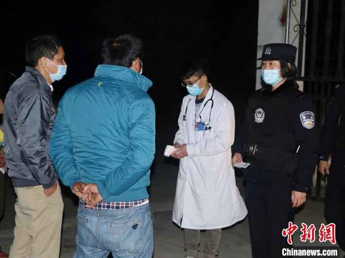 图为木棉花女警队队长于丹丹(右一)配合医护人员采集旅客信息。 文山边境管理支队供图 中越边境线上绽放的铿锵警花