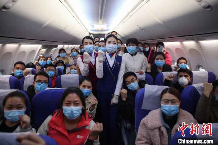 图为贵州援鄂医疗队第二批队员起飞前的加油仪式。 瞿宏伦 摄 “儿子,妈妈去帮武汉‘治病’,治好了你可以去武大了!”