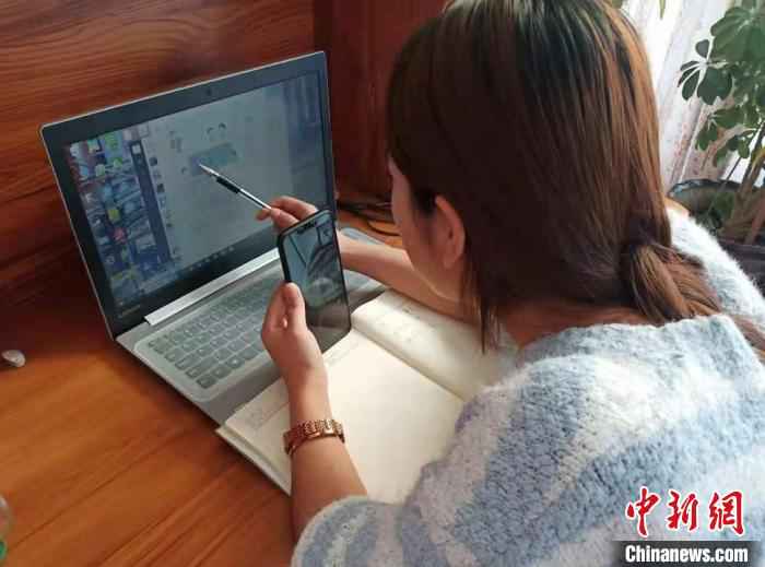 山西晋中高校新区志愿者联盟(共青团晋中市委志愿服务组织)开展了关爱白衣天使子女“阳光课堂”活动。共青团晋中市委志愿服务组织供图 辅导作业、疏导情绪 山西共青团为一线医护人员撑起大后方