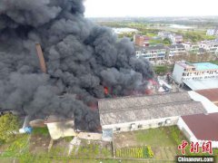 浙江嘉兴一纺织厂发生大火 消防出动100多人赴现