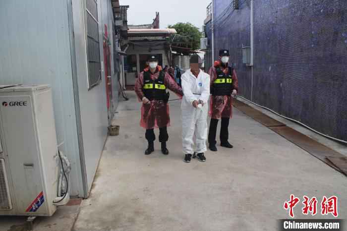 嫌犯指认作案现场 温腾 摄 徒步行走多地“拾荒者”原是杀人嫌犯 遇疫情排查落网