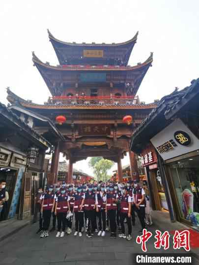 百名“疫”线医护人员欢聚四川阆中古城 补过正宗中国年