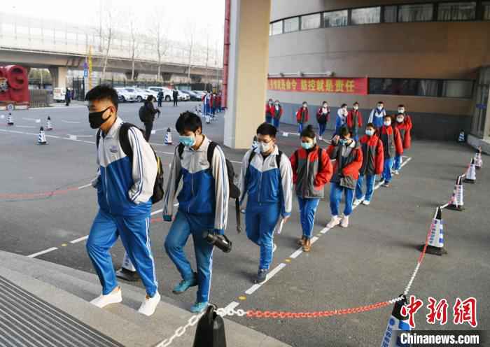 长春希望高中高三学生排队进入教学楼 张瑶 摄 吉林高三开学:防疫措施超前部署 重视学生心理减压